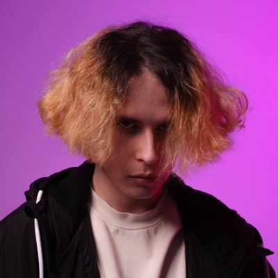 Hör dir NUEKI an, schau dir Musikvideos an, lies die Biografie, finde Tourdaten und mehr!