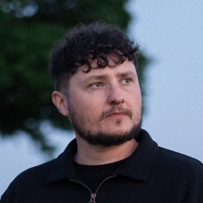 Poslechněte si interpreta undefined, sledujte hudební videa, přečtěte si životopis, podívejte se na data turné a další informace.