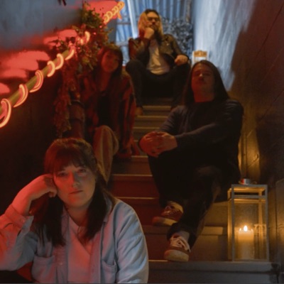 undefined dinle, müzik videolarını izle, biyografisini oku, tur tarihlerini ve daha fazlasını gör!