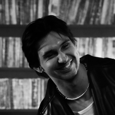 Hör dir undefined an, schau dir Musikvideos an, lies die Biografie, finde Tourdaten und mehr!
